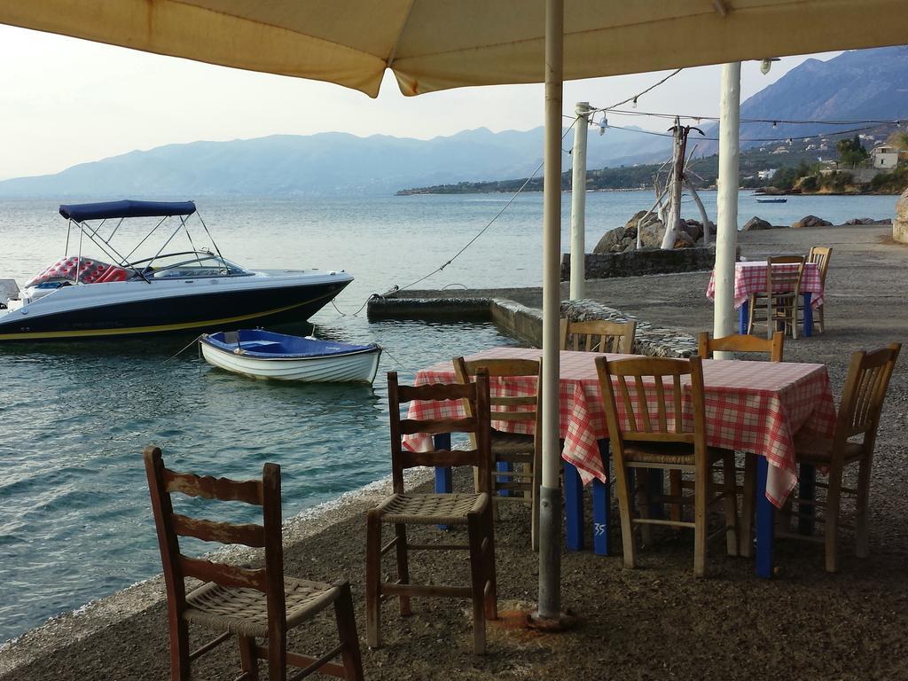 Messinian Blue Seaside Villa Kalamáta Buitenkant foto