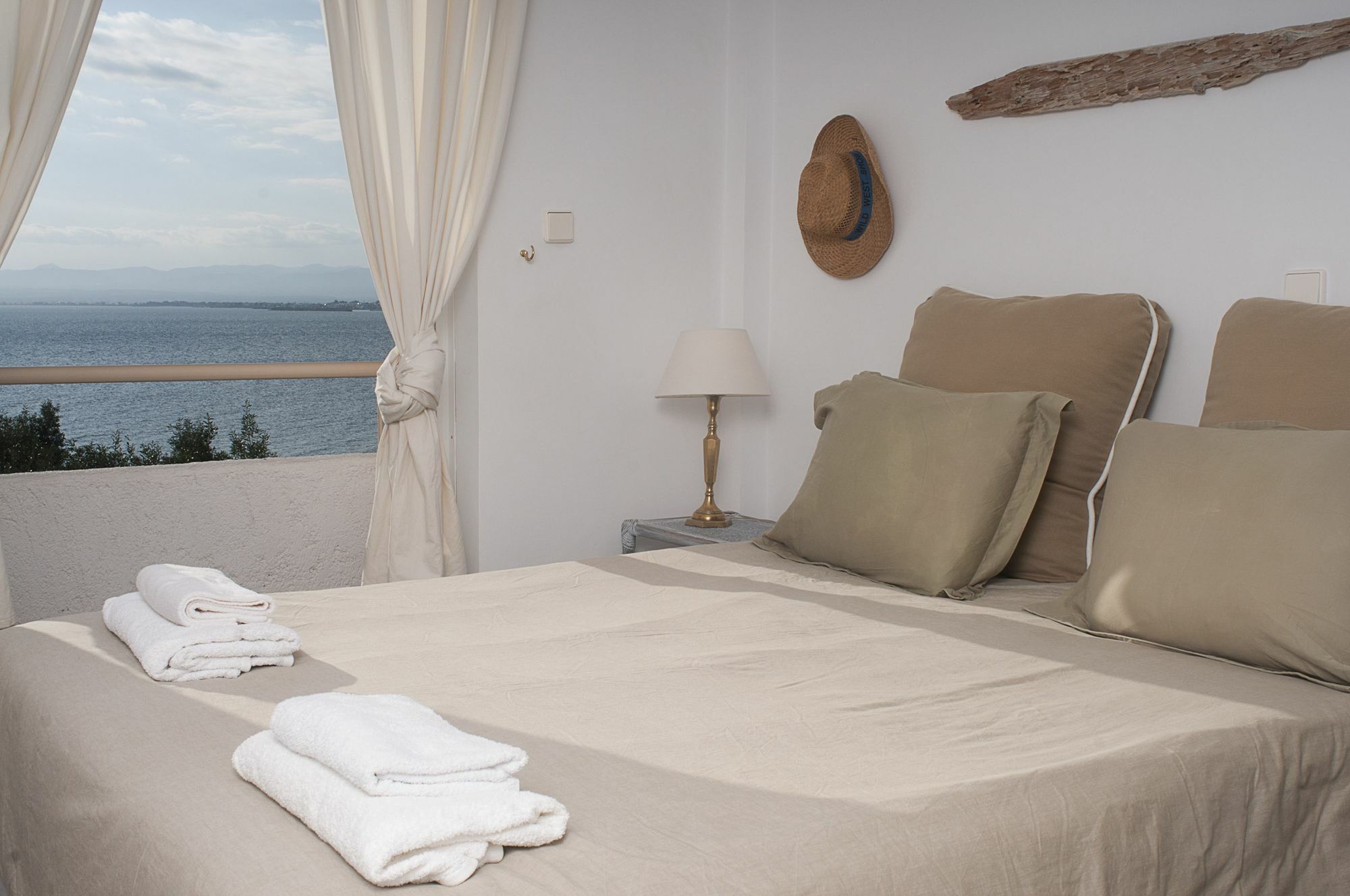 Messinian Blue Seaside Villa Kalamáta Buitenkant foto